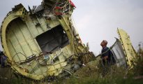 На месте катастрофы рейса MH17. Фото © REUTERS