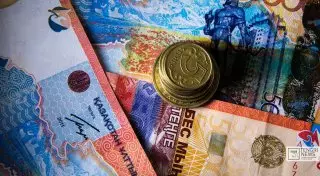 Ослабленный тенге побуждает компании сокращать расходы на персонал - исследование