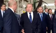 Назарбаев носит отечественный костюм за 45 тысяч тенге