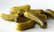 15-летняя жительница Актау умерла после отравления просроченными корнишонами