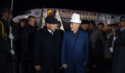 Президент Кыргызстана прилетел в Казахстан в национальном головном уборе