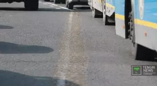 Выделенную полосу для автобусов в Алматы начали демонтировать