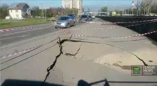 4-метровая яма образовалась в результате обвала асфальта на улице Саина в Алматы