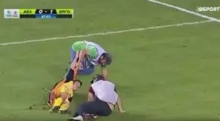 Травмированного футболиста в Греции дважды уронили с носилок