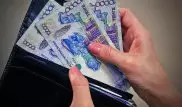 Только 3,6 процента казахстанцев получили повышение зарплаты после изменения курса тенге