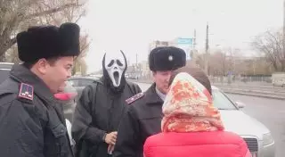 "Смерть" помогала павлодарским полицейским раздавать памятки о ПДД