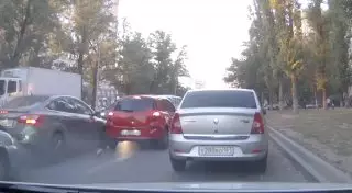 Три автомобиля в Ростове столкнулись из-за голубя