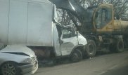 Экскаватор с отказавшими тормозами снес восемь авто в ВКО