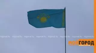 Вверх ногами повесили Государственный флаг в Уральске