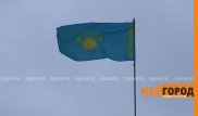Вверх ногами повесили Государственный флаг в Уральске