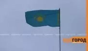 Вверх ногами повесили Государственный флаг в Уральске