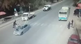 Женщину с ребенком сбили на пешеходном переходе в Алматинской области