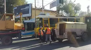 Трамвай застрял на перекрестке в Алматы