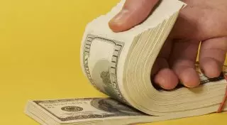 Взятку в 3 тысячи долларов пытались дать сотруднику органов госдоходов в ЮКО