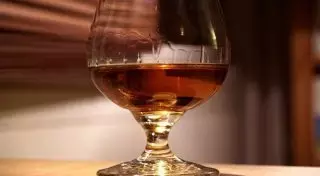 Напоившего 12-летнего школьника коньяком жителя ВКО арестовали на трое суток