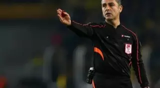 Президент турецкого футбольного клуба закрыл судью на стадионе после матча