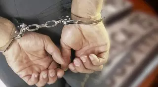 В ВКО за незаконную выдачу госномеров на авто задержали сотрудника ДВД