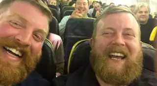 Ирландец случайно встретил в самолете своего техасского двойника