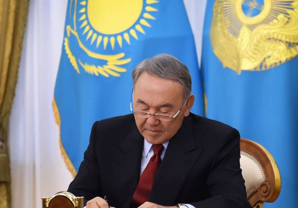 Президент Казахстана Нурсултан Назарбаев подписывает Гражданский процессуальный кодекс. Фото©Пресс-служба Президента РК.