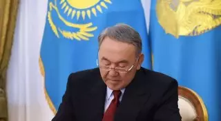 Назарбаев впервые при журналистах подписал Гражданский процессуальный кодекс