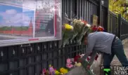Казахстанцы несут цветы и свечи к посольству и консульству России