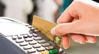 Казахстанцы стали меньше пользоваться платежными картами