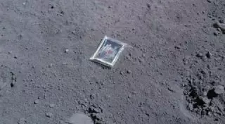 Американский астронавт оставил фотопослание на Луне более 40 лет назад