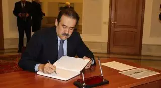 Масимов сделал запись в книге соболезнований посольства РФ в Астане