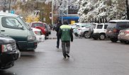Запрет на работу парковщиков в Алматы не коснулся "жилеточников"