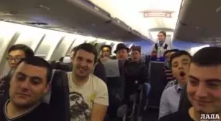 Пассажира самолета креативно поздравил с днем рождения весь борт