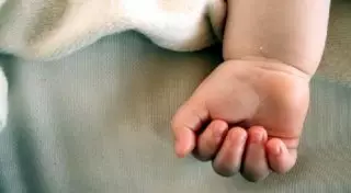 Выброшенного новорожденного ребенка нашли за гаражами в Уральске