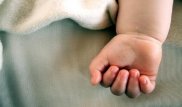 Выброшенного новорожденного ребенка нашли за гаражами в Уральске