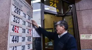 Курс доллара в обменниках превысил 300 тенге