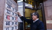 Курс доллара в обменниках превысил 300 тенге