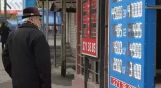 Курс доллара в 300 тенге не вызвал ажиотажа в обменниках Алматы и Астаны