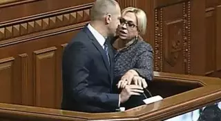 Депутат Рады ударил свою коллегу бутылкой по голове