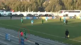 Молдавский футболист ударил подающего мячи мальчика и завязал потасовку