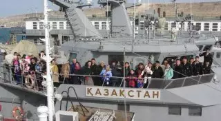 Экипаж ракетно-артиллерийского корабля "Казахстан" наградили за отличную службу