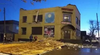 Сорванная из-за сильного ветра кровля здания упала на авто в Семее