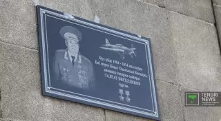 Мемориальную доску памяти Талгата Бегельдинова установили в Алматы
