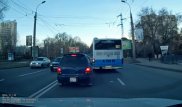 Автобус попытался вытеснить на "встречку" легковое авто в Алматы