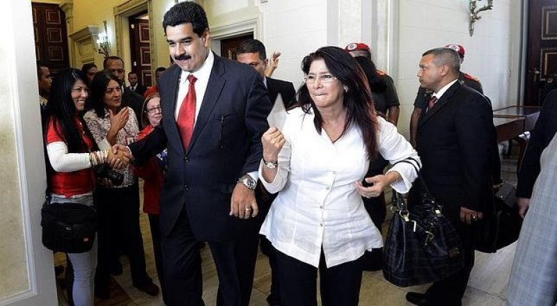 Николас Мадуро и Силия Флорес. Фото с сайта pangeatoday.com