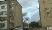 В Актау опять скидывают строительный мусор с крыши пятиэтажного дома