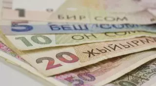 Кыргызстан продал более 14 миллионов долларов для поддержки своей валюты