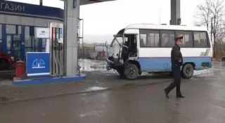 Водитель микроавтобуса врезался в АЗС в Алматы