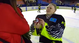 Вратарь ХК "Темиртау" оригинально предложил руку и сердце возлюбленной