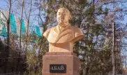 Памятник Абаю Кунанбаеву открыли в Алматы