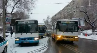 Водителя автобуса лишили прав за езду по "встречке" в Алматы