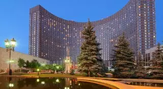 Гостиницу "Космос" в Москве эвакуировали из-за угрозы взрыва