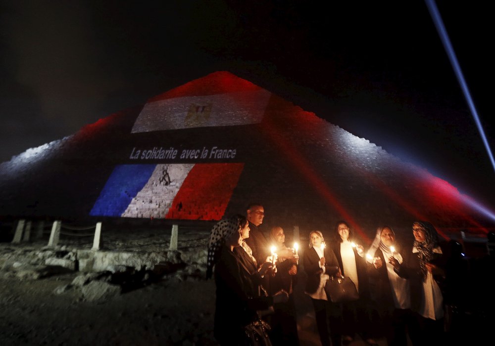 15 ноября пирамиды в Египте подсветили в цвета флагов Франции, России и Ливана в знак солидарности с этими странами, потерявшими своих граждан при трагических обстоятельствах. © Reuters